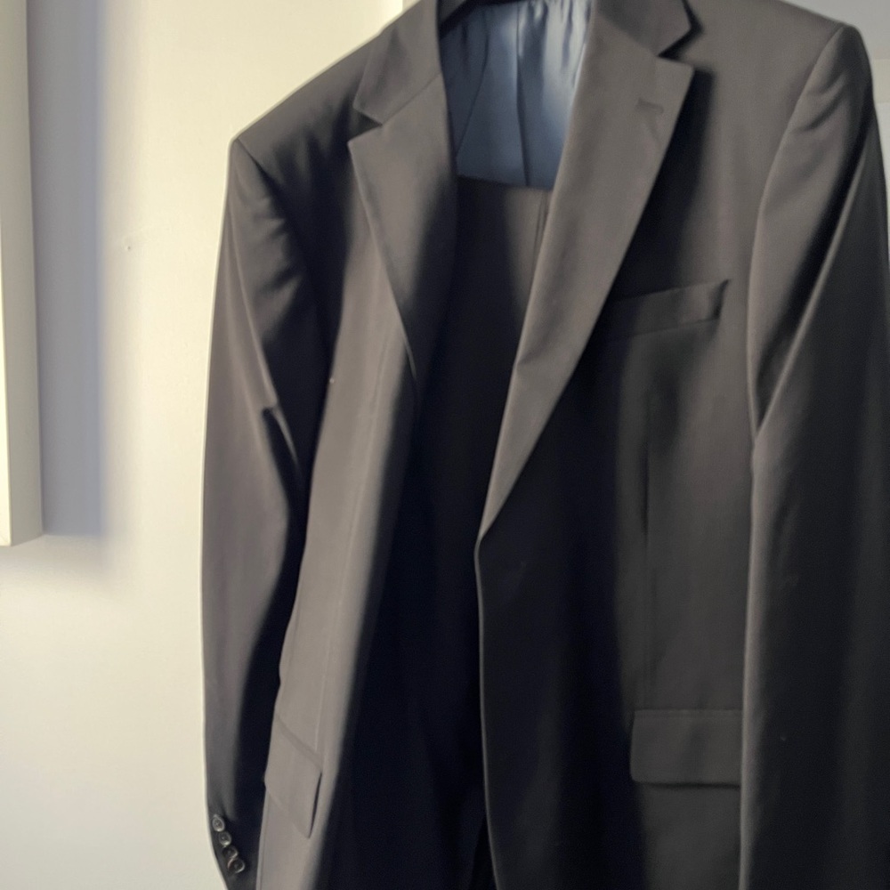Boss Elegant Black Men's Suit (Jacket and Trousers 42L) with subtle stripes